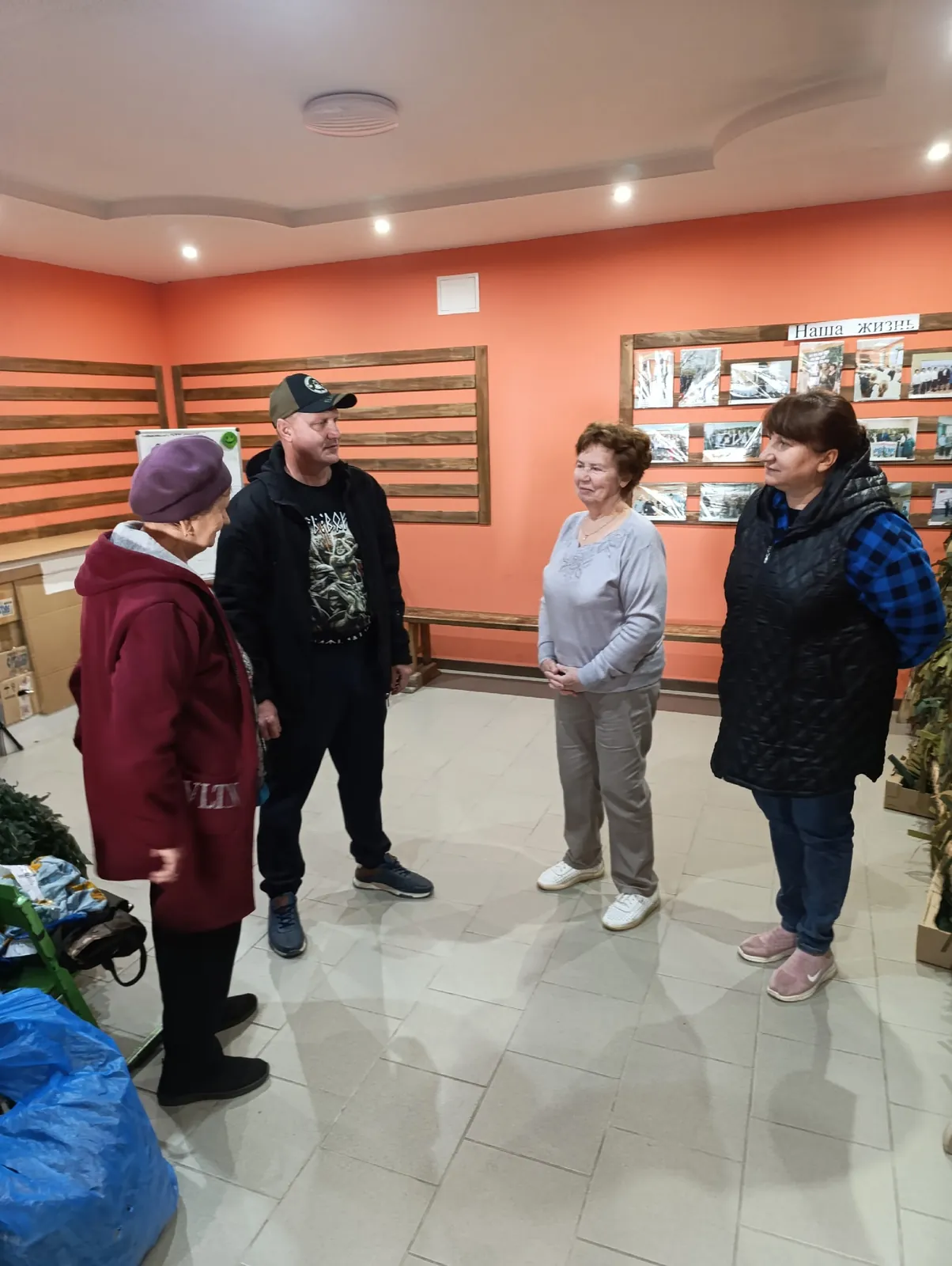 Приём военнослужащего, подтвердившего доставку помощи, и поступление гуманитарки от магазина, школы и детсада.