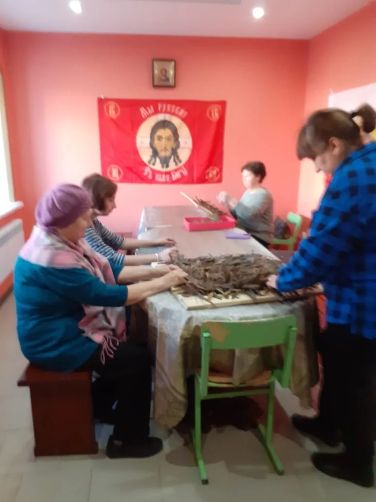 Понедельник прошёл спокойно, привезли готовые сети из Воробьевой Горы и Муши, а также гуманитарную помощь.