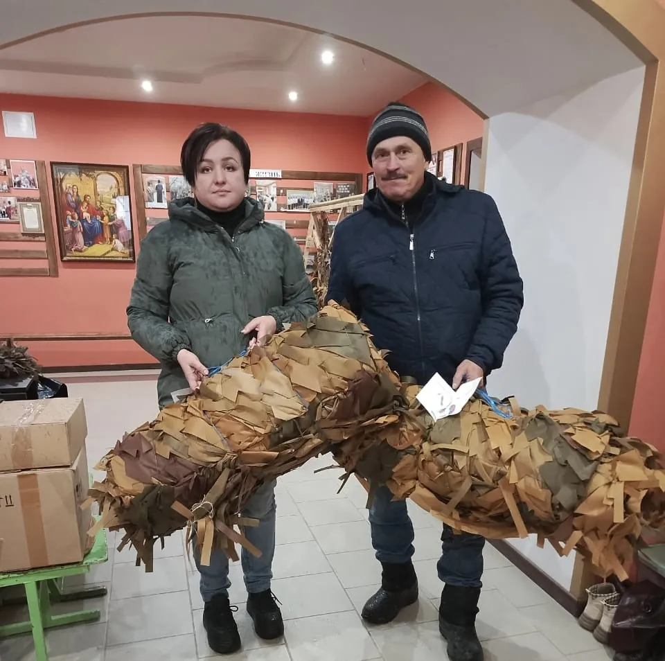 Визит волонтеров из Лесниковского поселения и села Обухово: передача готовой продукции, гуманитарной помощи в виде вязаных носков, забор материалов.
