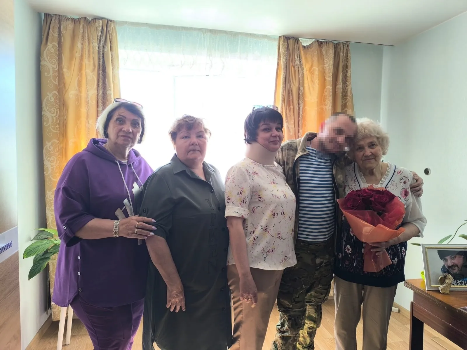 Коллектив ежедневно плетёт сети, не жалуясь на усталость, понимая, что нашим бойцам тяжелее.