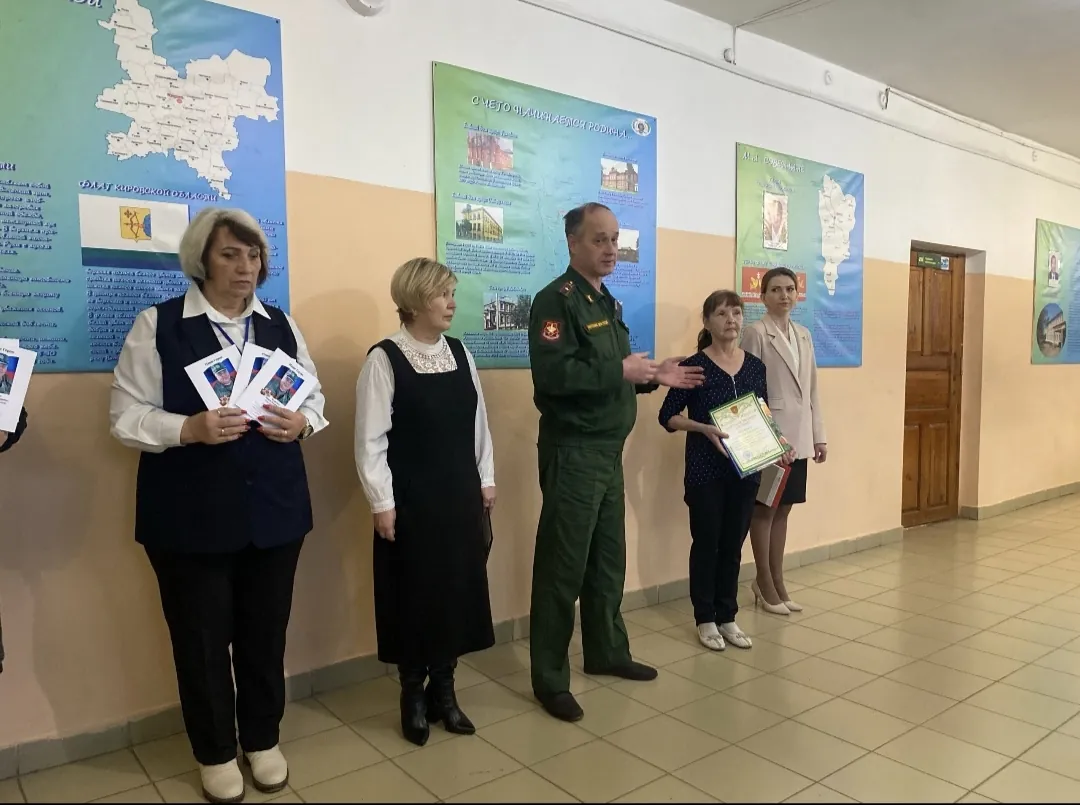 В школе №1 прошла линейка в рамках проекта «Учителя Героев», ученикам вручили тетради с портретом героя СВО.