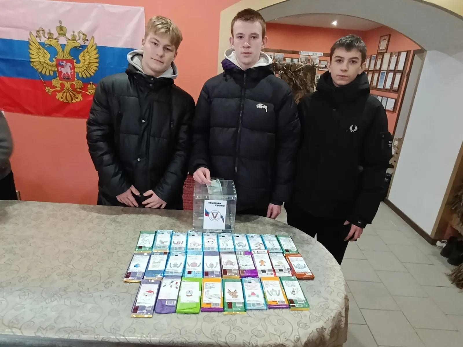 Школьники принесли шоколад с письмами для солдат, ребята помогают плести нашлемники, поселения сдают готовые сети и носки.