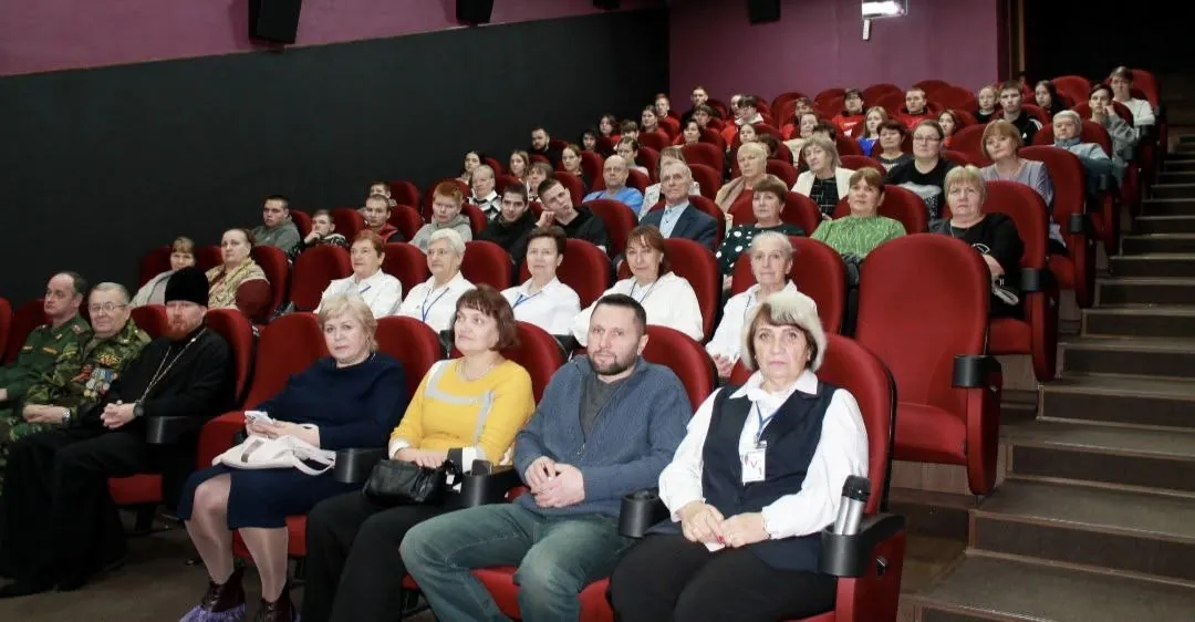 Поблагодарили всех за совместную работу в уходящем году и высказали надежду на окончание СВО в новом году.